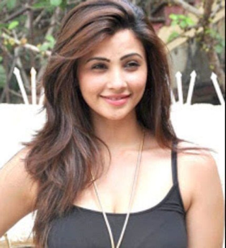 Daisy Shah Bra Size, Age, Weight, Height, Measurements
