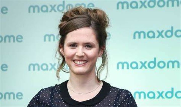 Emily Cox Bra Size, Age, Weight, Height, Measurements