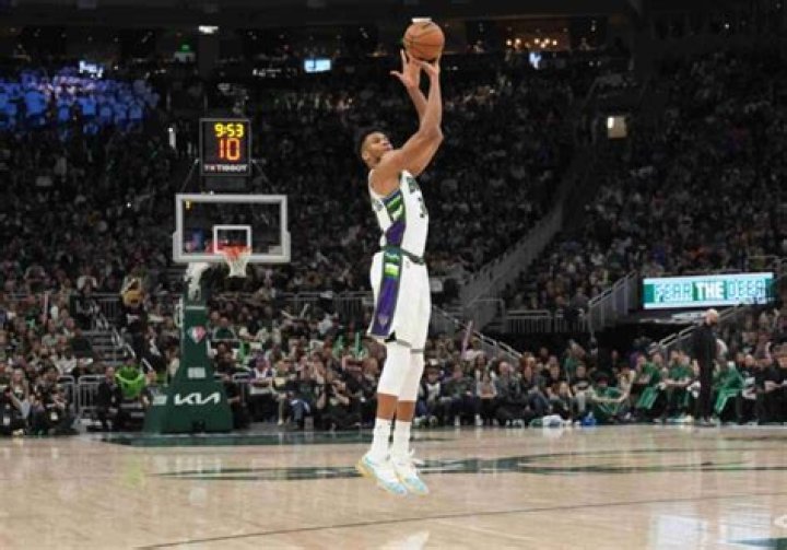 How many 3s does giannis make a game?
