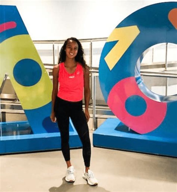 How tall is Leylah Fernandez?