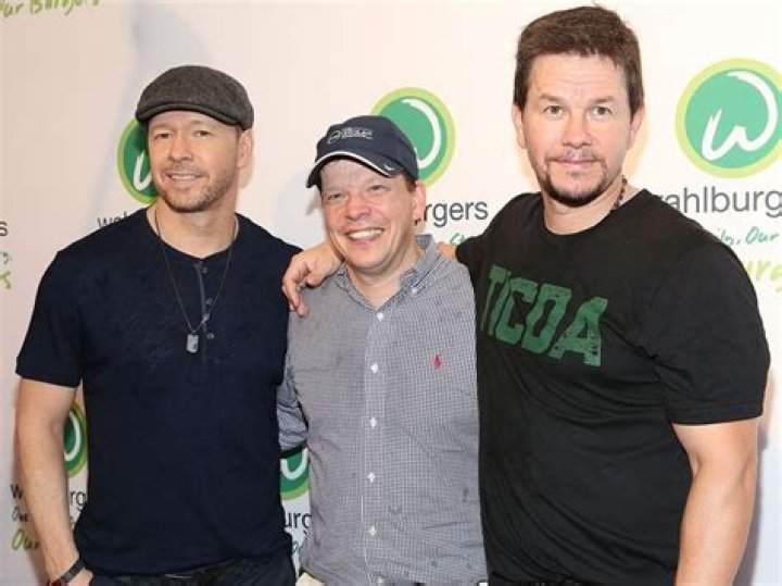 Mark Wahlberg siblings: Michelle Wahlberg, Paul Wahlberg, Arthur Wahlberg, Jim Wahlberg, Tracey Wahlberg, Robert Wahlberg, Donnie Wahlberg, Debbie Wahlberg