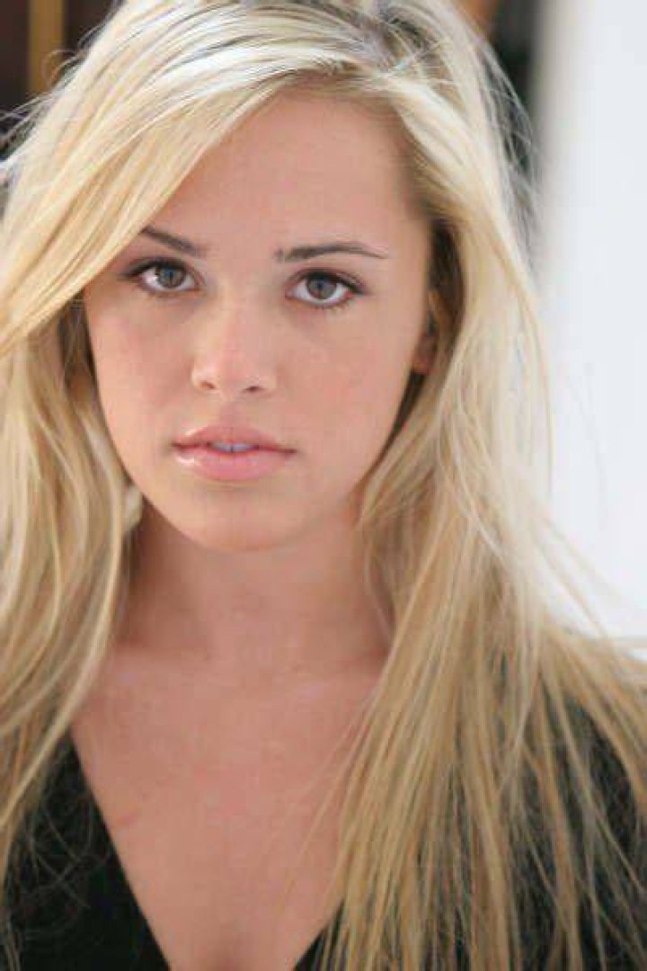 Natalie Hall Bra Size, Age, Weight, Height, Measurements