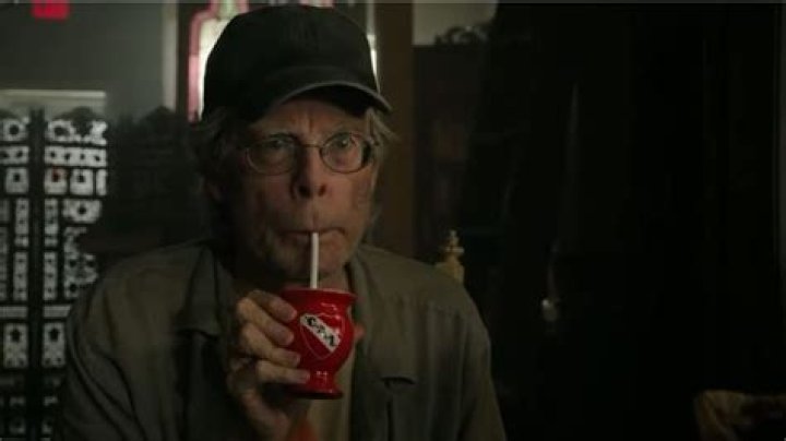 Stephen King unleashes an army of Dad jokes to mock Trump’s Twitter return