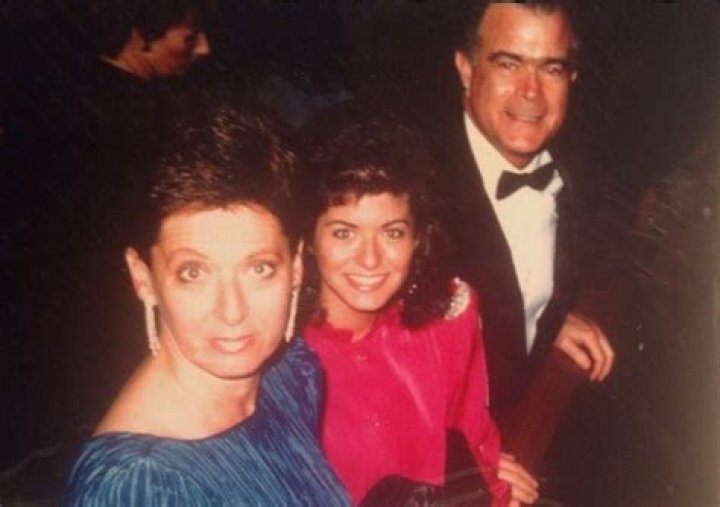 Who is Debra Messing father? Wiki, age, height, wife, children, net worth