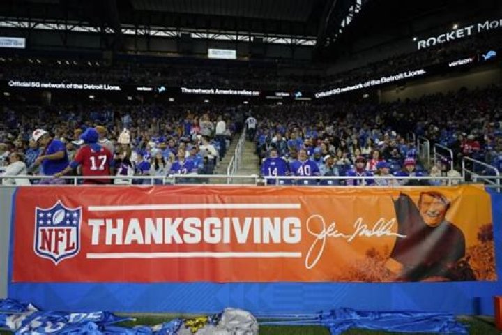 Why was Bebe Rexha booed during the NFL Thanksgiving halftime show?